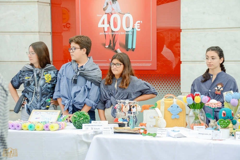 El XVIII Mercado Tradicional llena de vida la Plaza de España