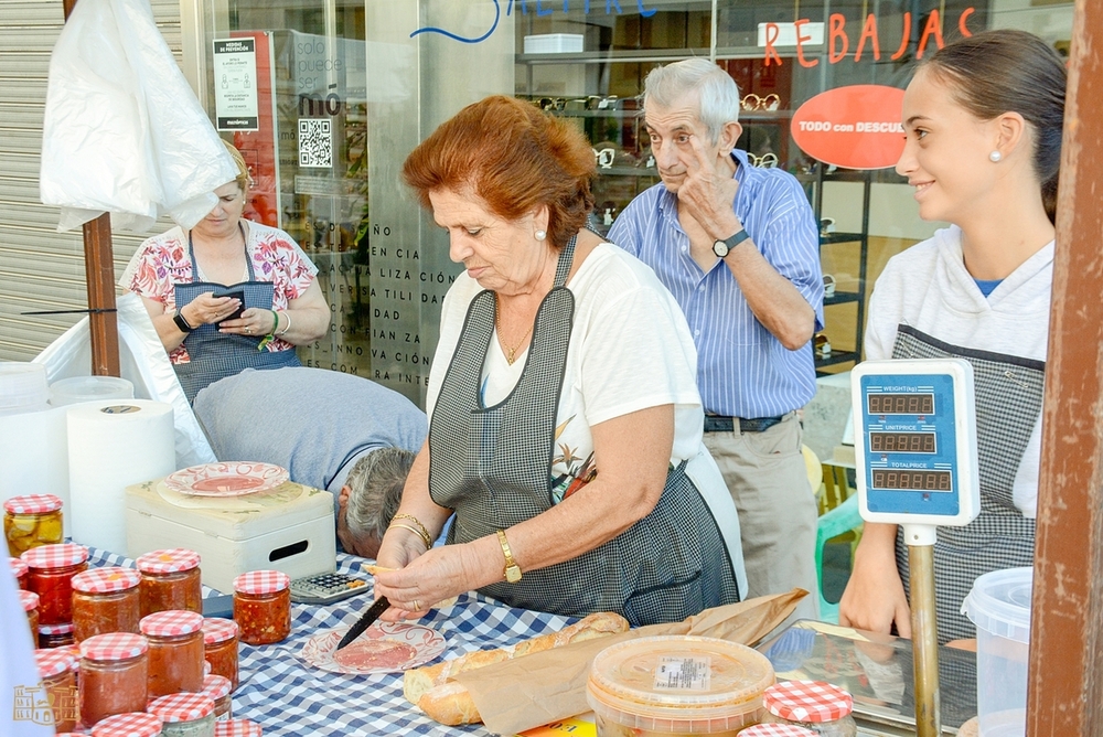 El XVIII Mercado Tradicional llena de vida la Plaza de España