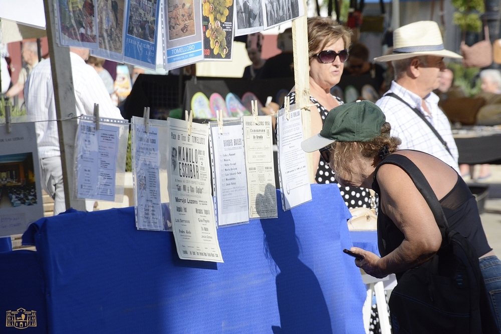 El XVIII Mercado Tradicional llena de vida la Plaza de España