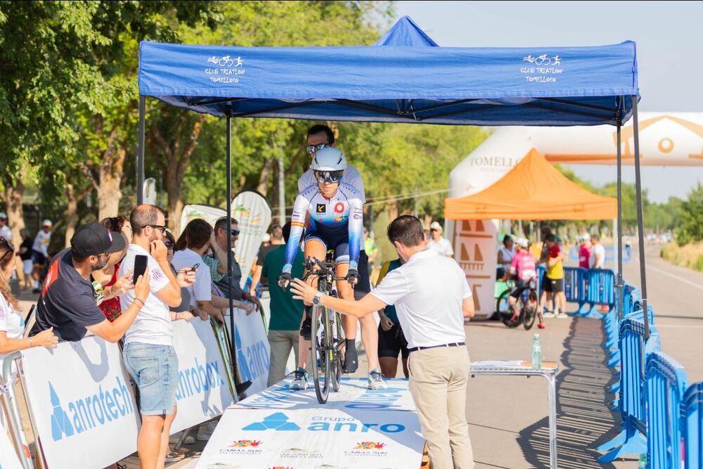 Salida de Elena Cavas Olmo, vencedora de la general femenina.