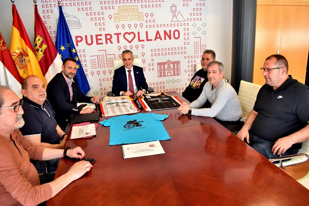 Firma del acuerdo para ser sede de la fase de ascenso en el Ayuntamiento de Puertollano.
