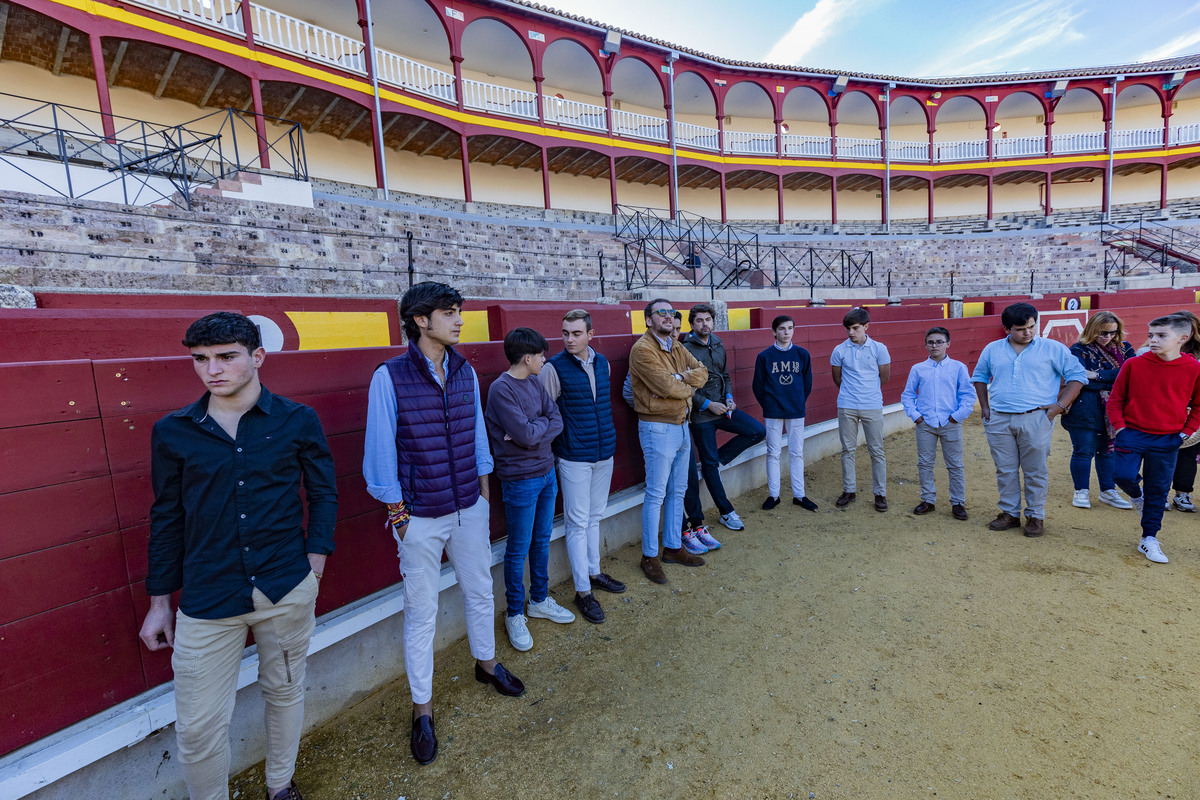 Presentción de la Escuela Taurina de Ciudad Real, con Anibal Ruiz y Carlos Aranda, como profesores de la escuela taurina, y Fatima de la Flor, como concejala de festejos en la Plaza de toros  / RUEDA VILLAVERDE