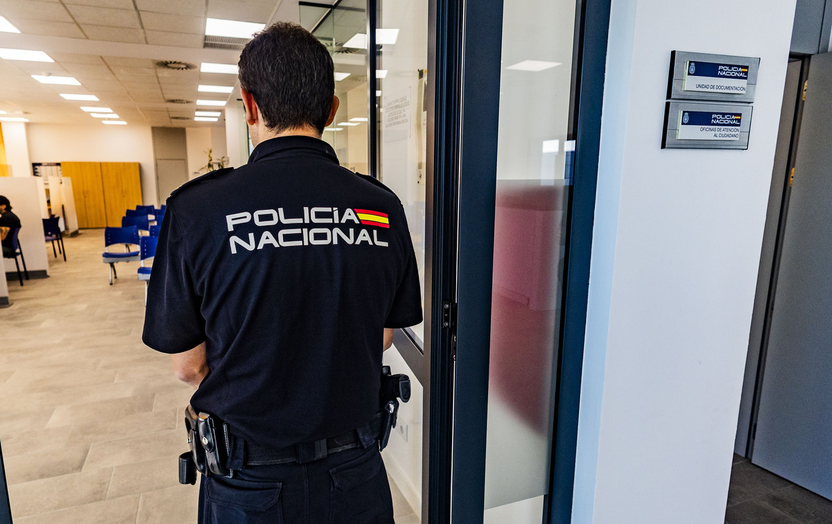 Nueva Comisaría de la Policía Nacional de Puertollano, yás funcionando, Policía Nacional en la Comisaría nueva de Puertollano, gente haciendos el DNI en la  nueva comisaría de Puertollano  / RUEDA VILLAVERDE