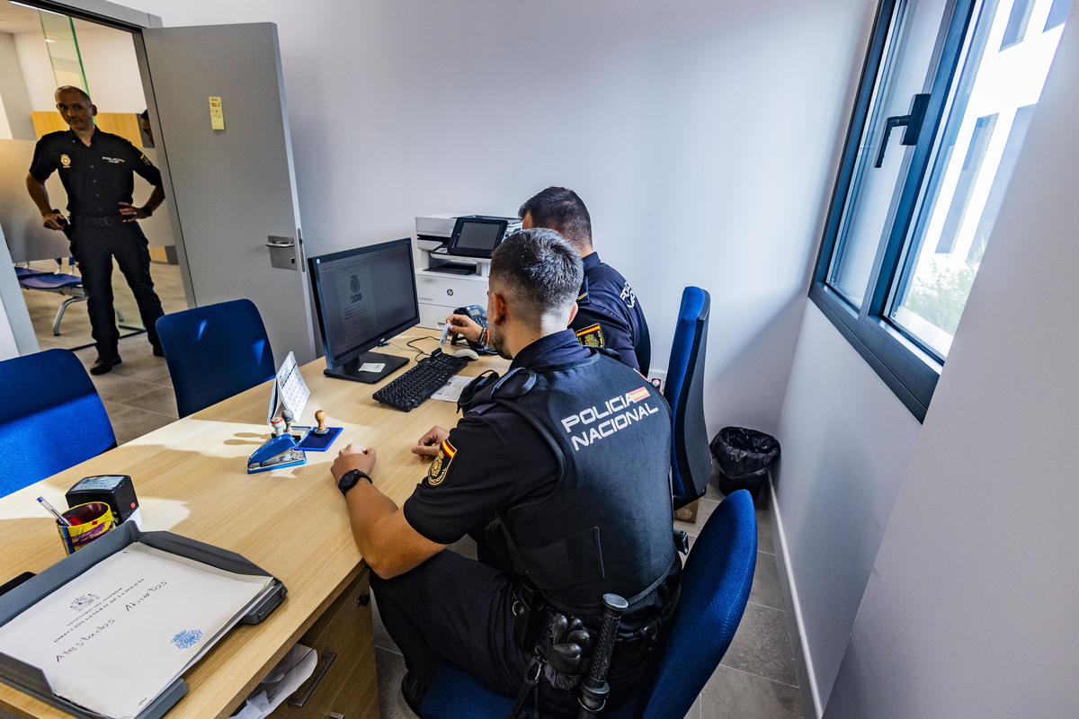 Nueva Comisaría de la Policía Nacional de Puertollano, yás funcionando, Policía Nacional en la Comisaría nueva de Puertollano, gente haciendos el DNI en la  nueva comisaría de Puertollano  / RUEDA VILLAVERDE