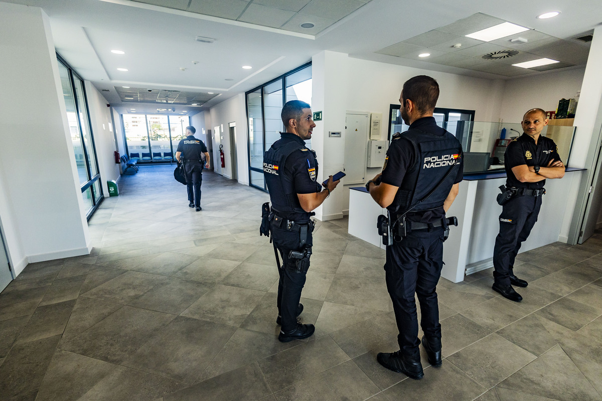 Nueva Comisaría de la Policía Nacional de Puertollano, yás funcionando, Policía Nacional en la Comisaría nueva de Puertollano, gente haciendos el DNI en la  nueva comisaría de Puertollano  / RUEDA VILLAVERDE