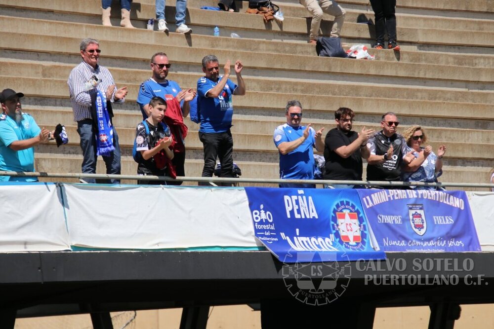 Aficionados del Calvo Sotelo, en un momento del partido en Albacete.