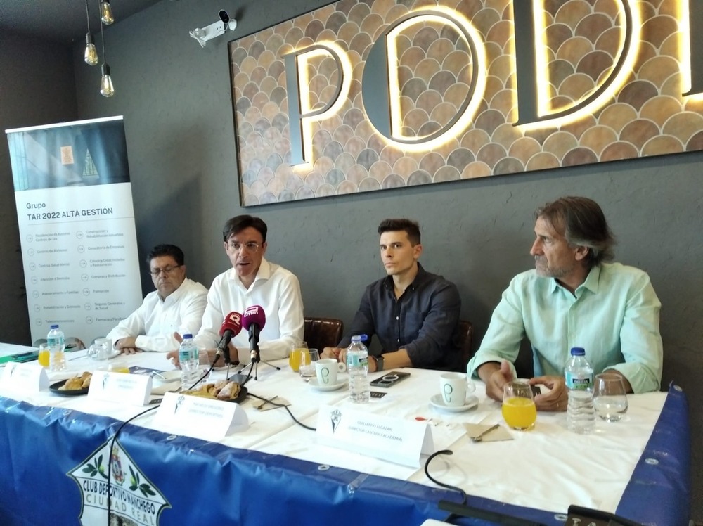 De izquierda a derecha, Fulgencio Flox, José Juan Bedoya, Matías di Gregorio y Guillermo Alcázar, durante el desayuno informativo.