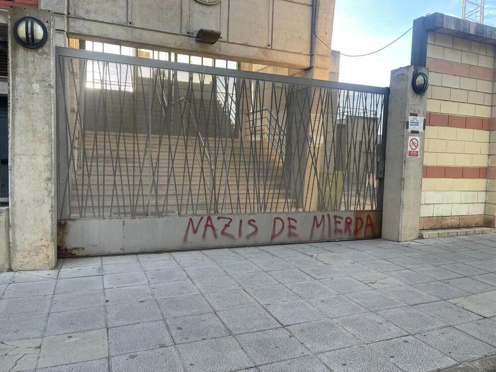 Aparecen pintadas vandálicas en el Polideportivo Juan Carlos I