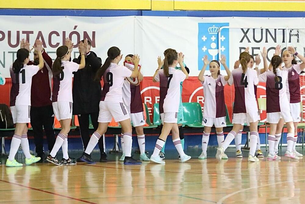 Las jugadoras de la selección sub 14 saludan antes del encuentro.