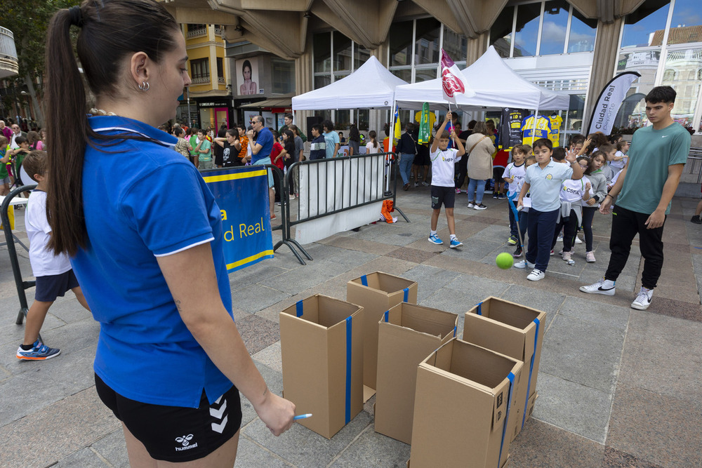 Más de 500 escolares juegan al balonmano en la Plaza Mayor