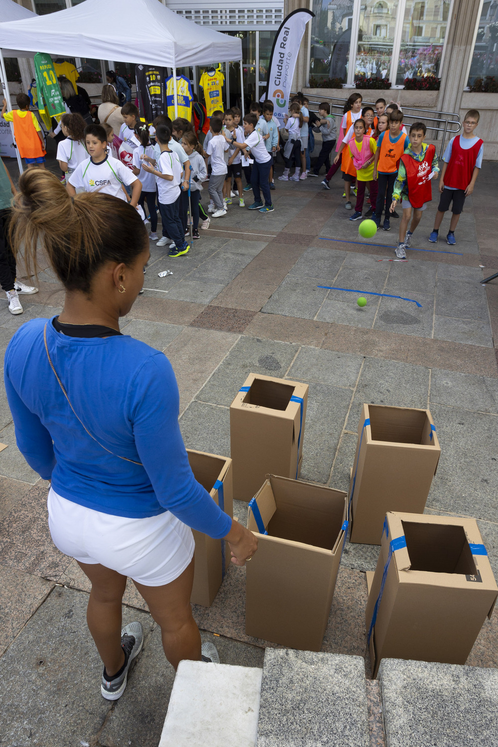 Más de 500 escolares juegan al balonmano en la Plaza Mayor