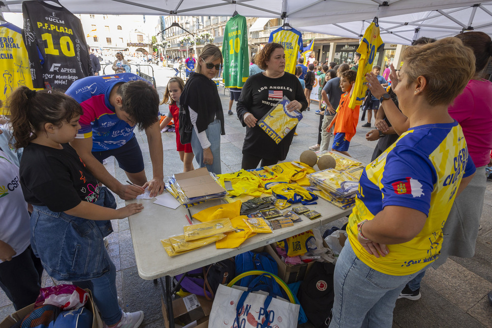 Más de 500 escolares juegan al balonmano en la Plaza Mayor