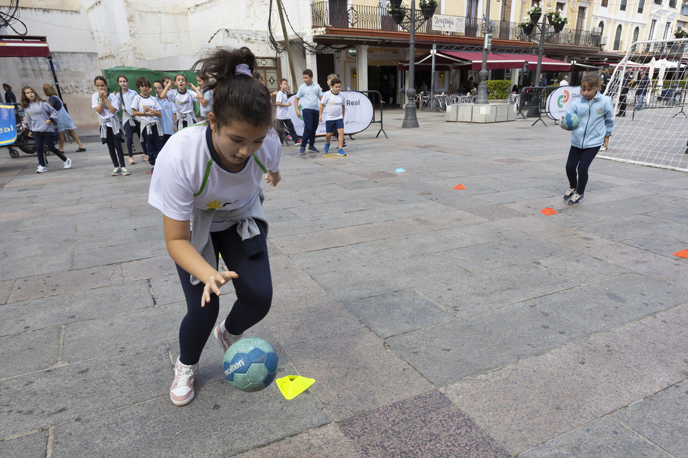 Más de 500 escolares juegan al balonmano en la Plaza Mayor