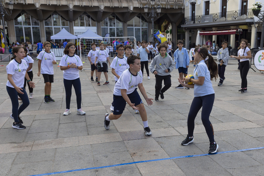 Más de 500 escolares juegan al balonmano en la Plaza Mayor