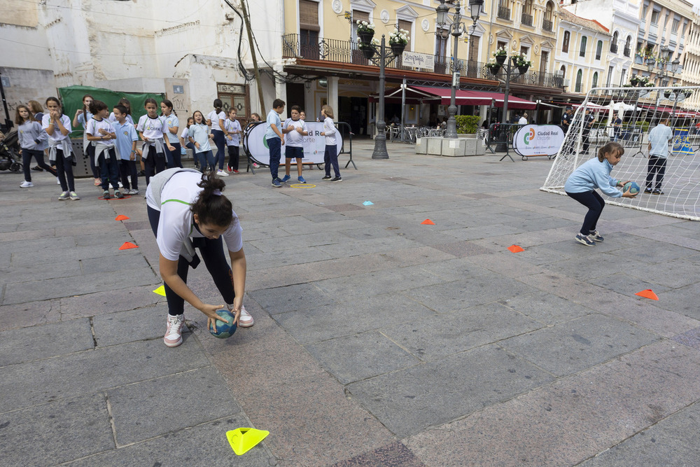 Más de 500 escolares juegan al balonmano en la Plaza Mayor