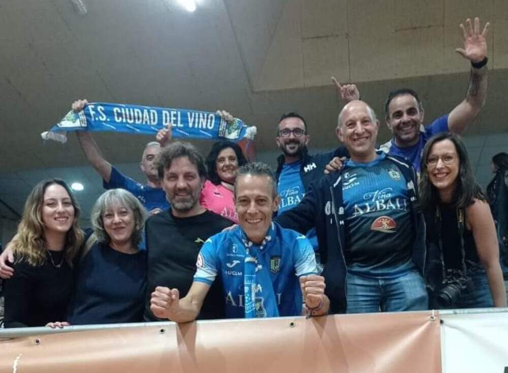 Aficionados del Viña Albali, durante el partido.