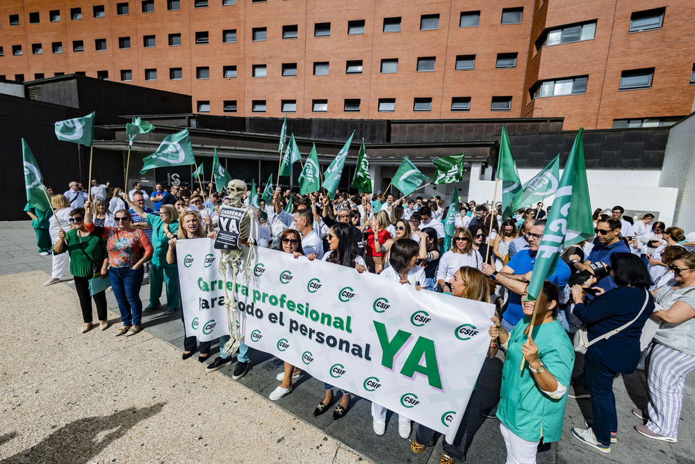 Más de 200 sanitarios protestan por la falta de contrataciones