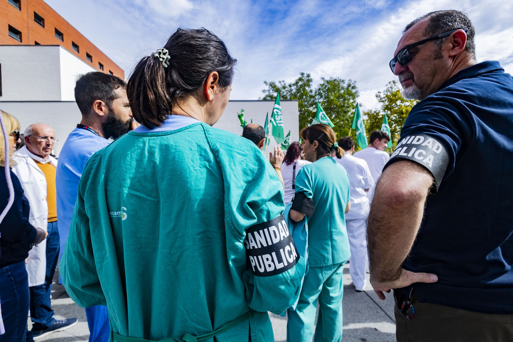 Más de 200 sanitarios protestan por la falta de contrataciones