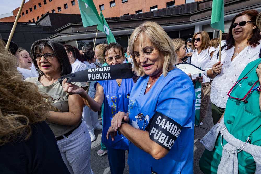 Más de 200 sanitarios protestan por la falta de contrataciones