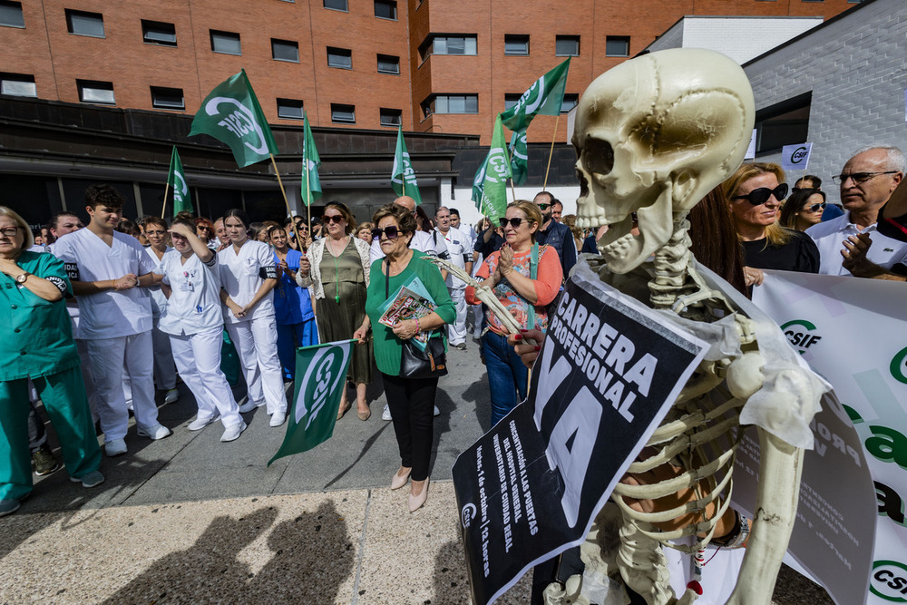 Más de 200 sanitarios protestan por la falta de contrataciones