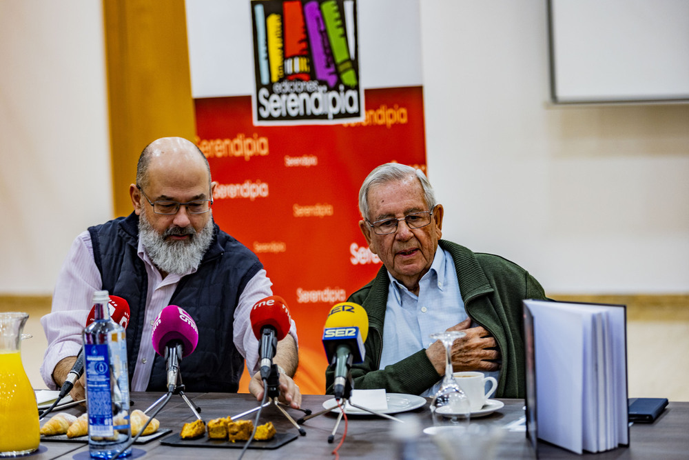 Selas (derecha), junto al responsable de la editorial Serendipia, José Luis Sobrino.