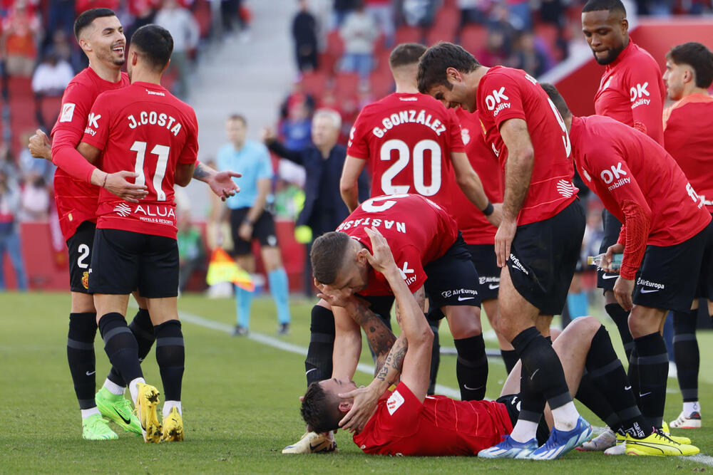 El Mallorca respira con un gol de Raillo y el Granada se ahoga