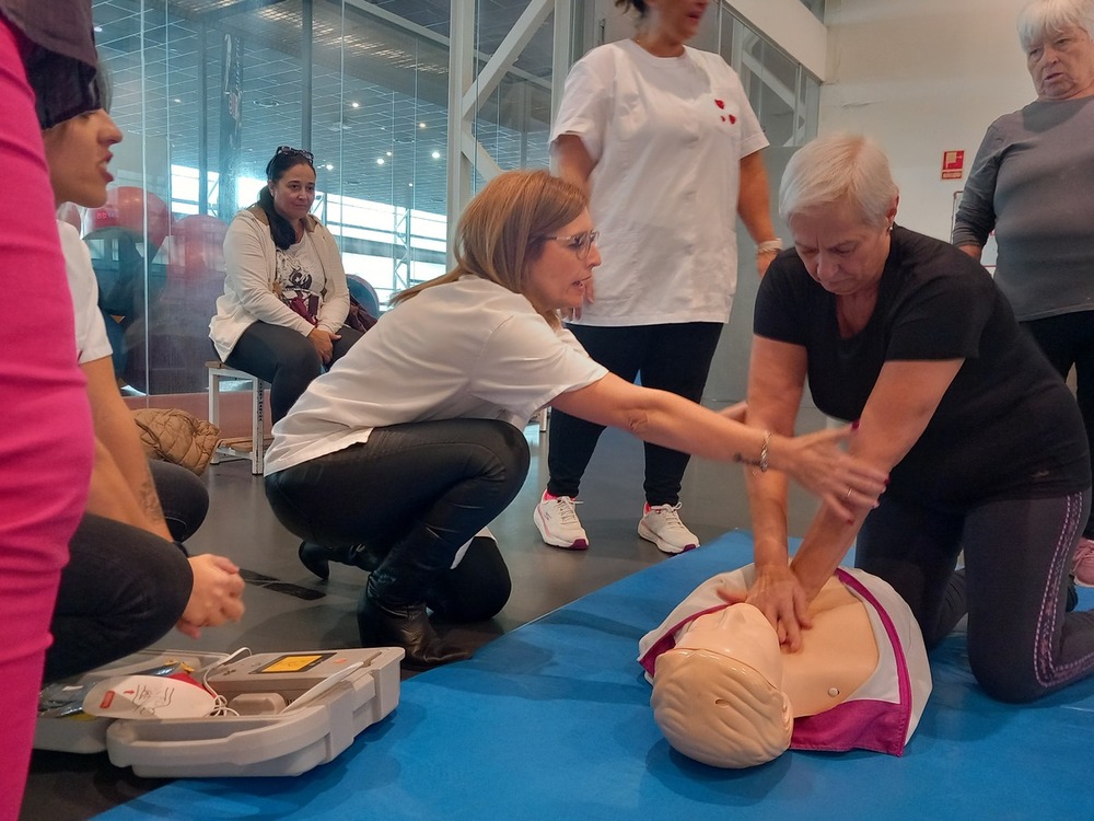 Sanitarios enseñan la técnica de reanimación cardiopulmonar