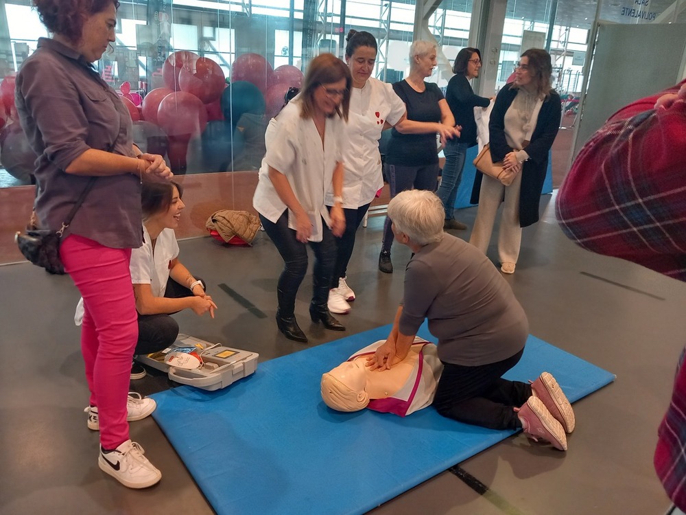 Sanitarios enseñan la técnica de reanimación cardiopulmonar