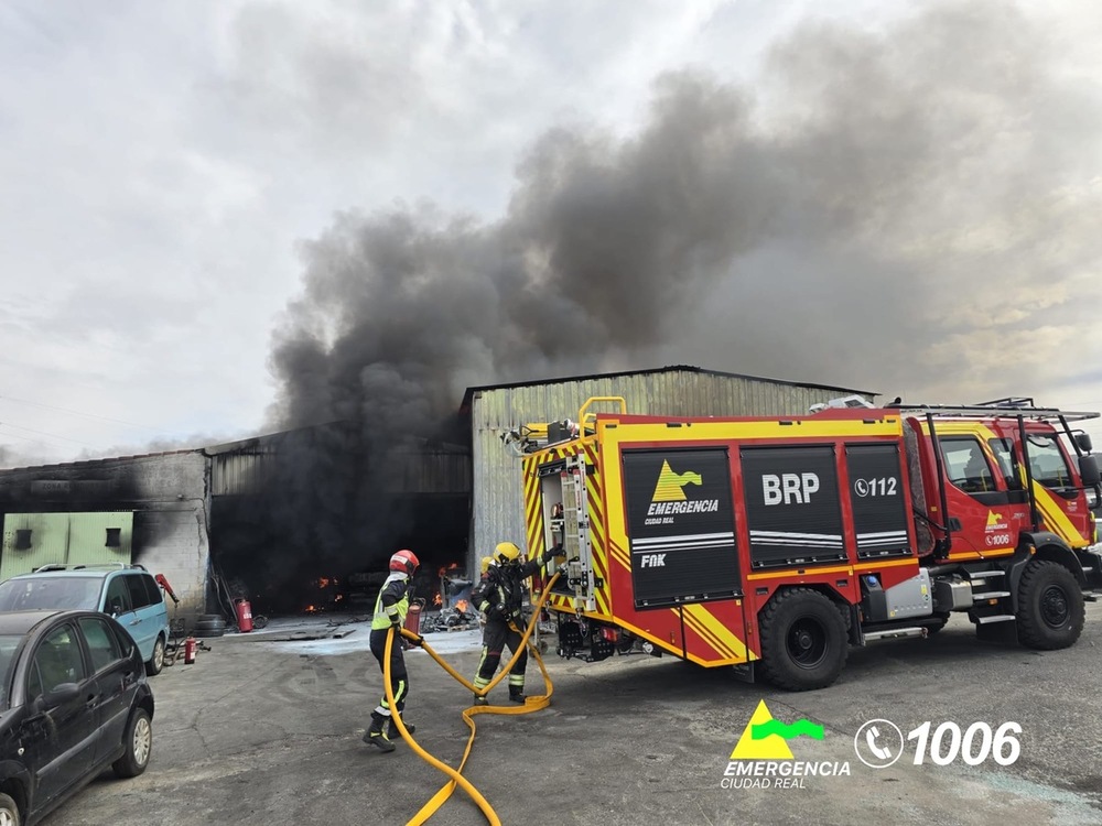 Un incendio en un turismo origina un fuego en un desguace