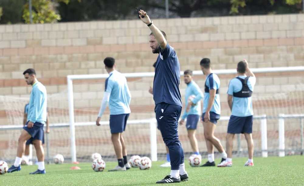 Daniel Giménez imparte órdenes en el entrenamiento de este viernes.