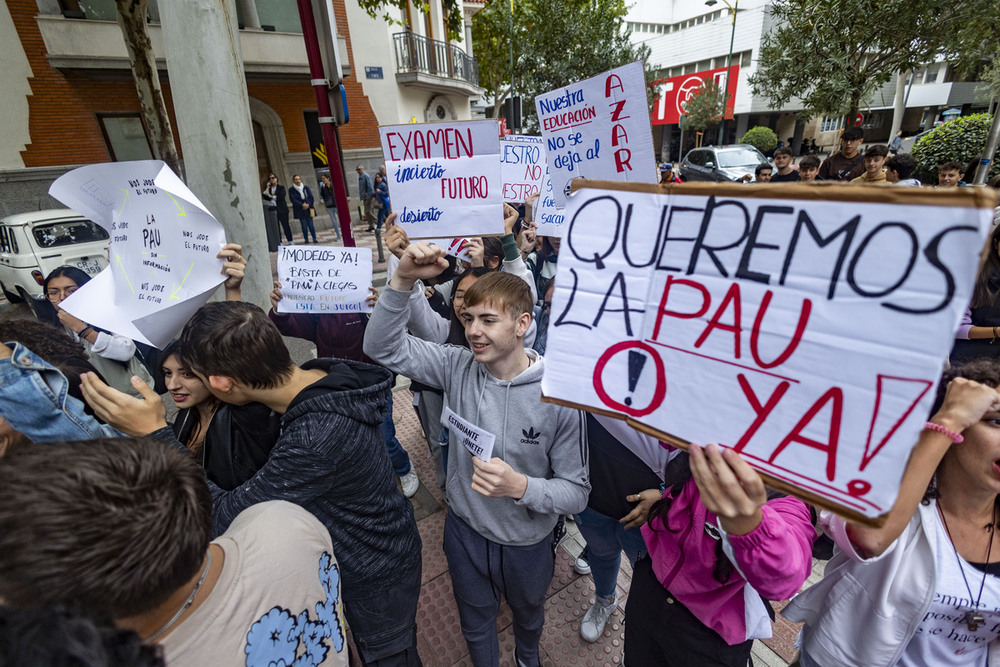 Estudiantes reclaman en Educación saber cómo será la PAU