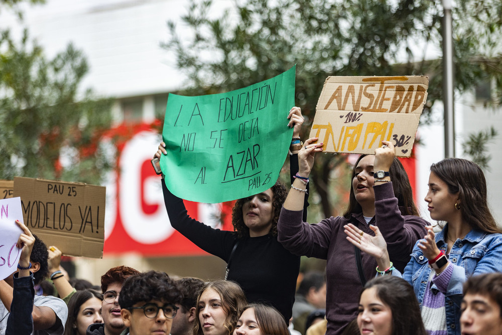 Estudiantes reclaman en Educación saber cómo será la PAU