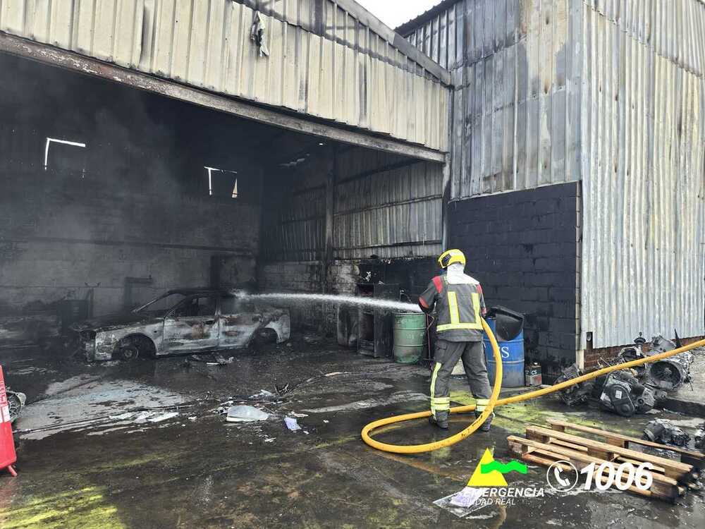 Un incendio en un turismo origina un fuego en un desguace