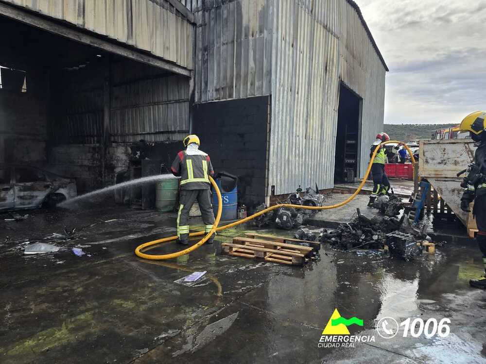 Un incendio en un turismo origina un fuego en un desguace