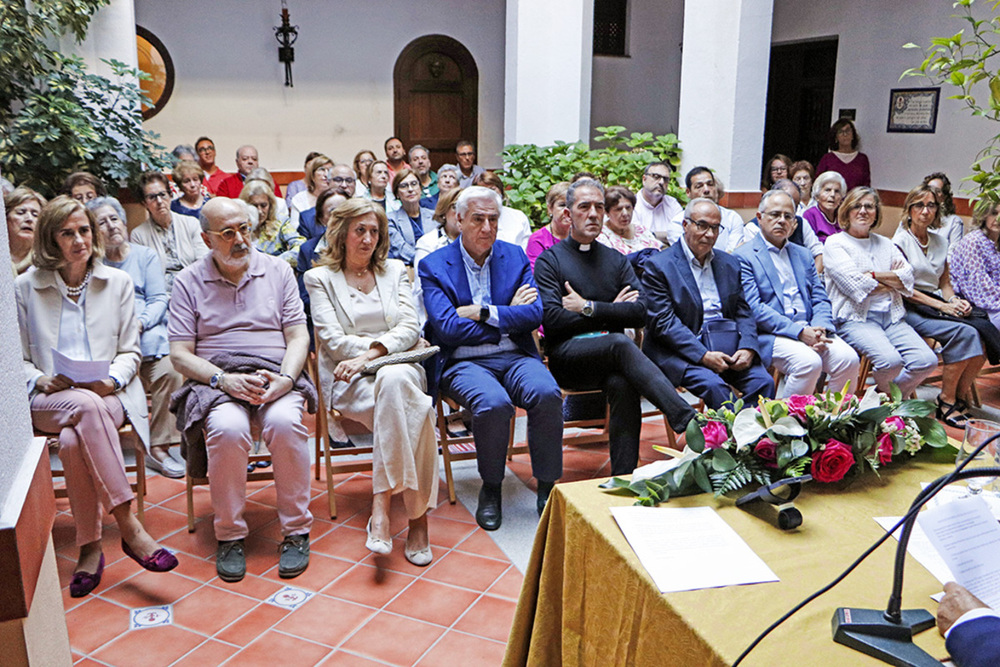 La conferencia transcurrió en el patio de la Casa Natal.