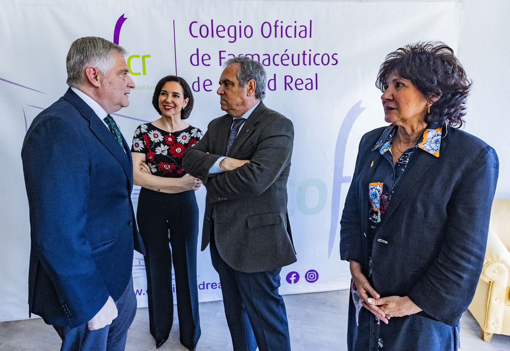 El alcalde de Ciudad Real habla con la presidenta del Colegio.