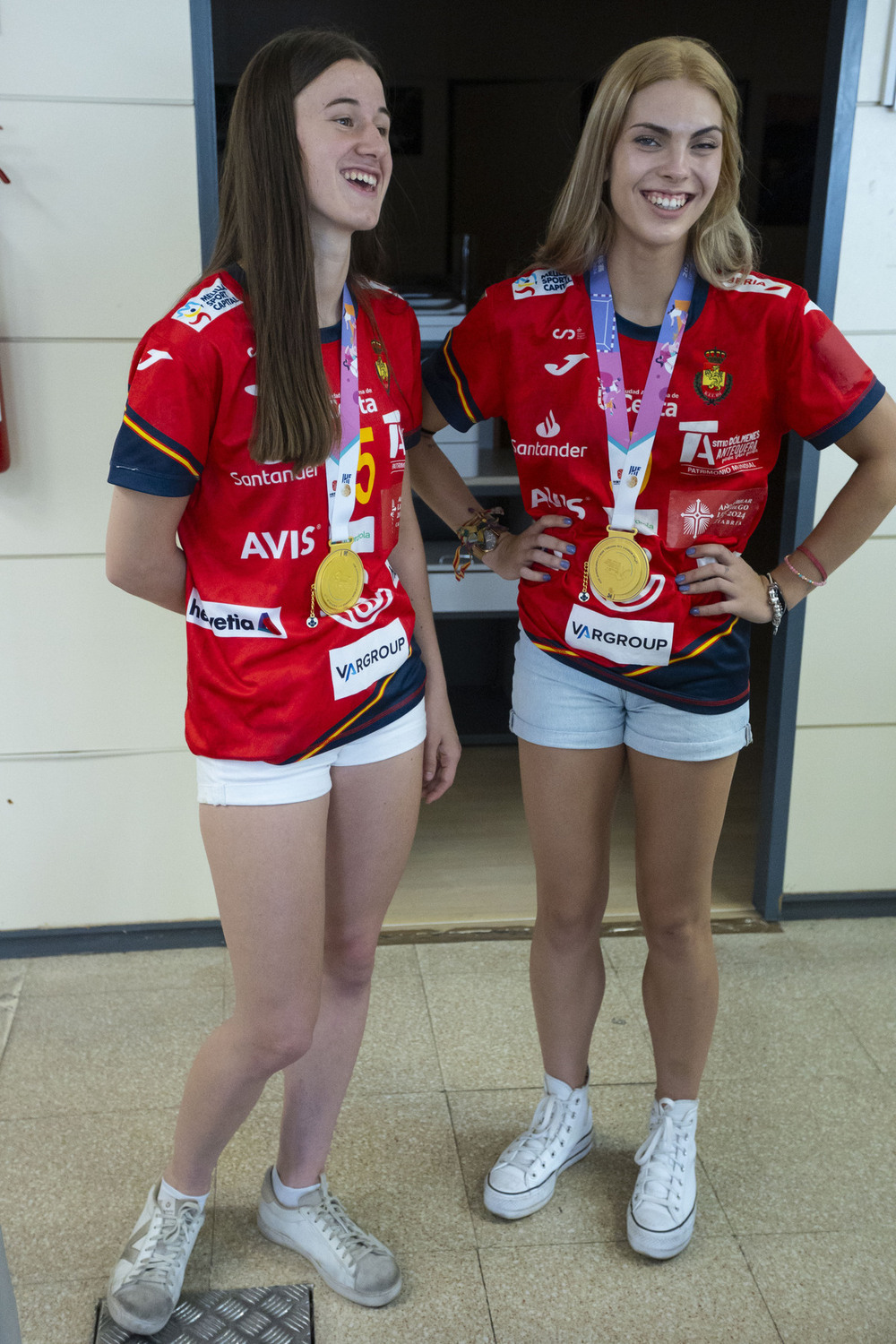 Las dos jugadoras, durante su visita a La Tribuna.