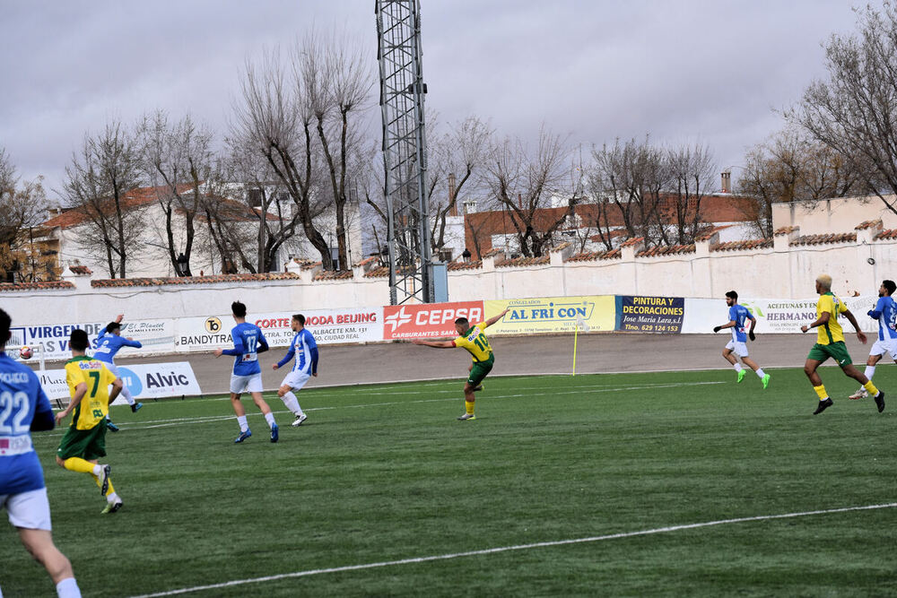 Joaquín lanza desde fuera del área saliendo el balón por encima del larguero.