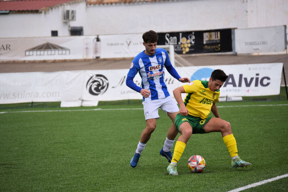 Casas protege el balón ante el acoso de Carlos.