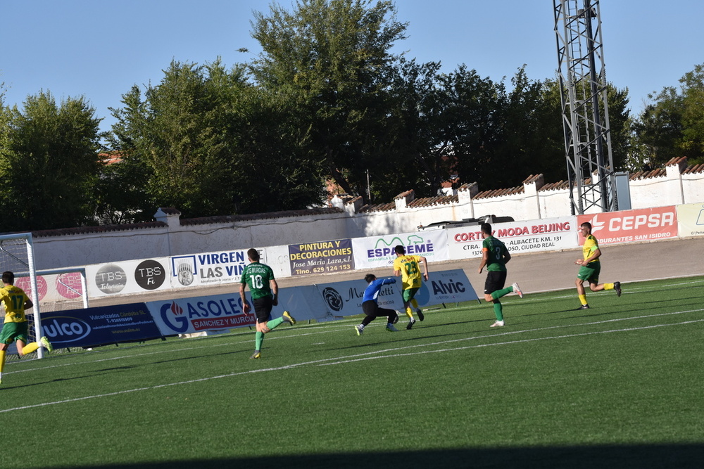 David Sevilla (23) regatea al meta para marcar el tercero del partido.