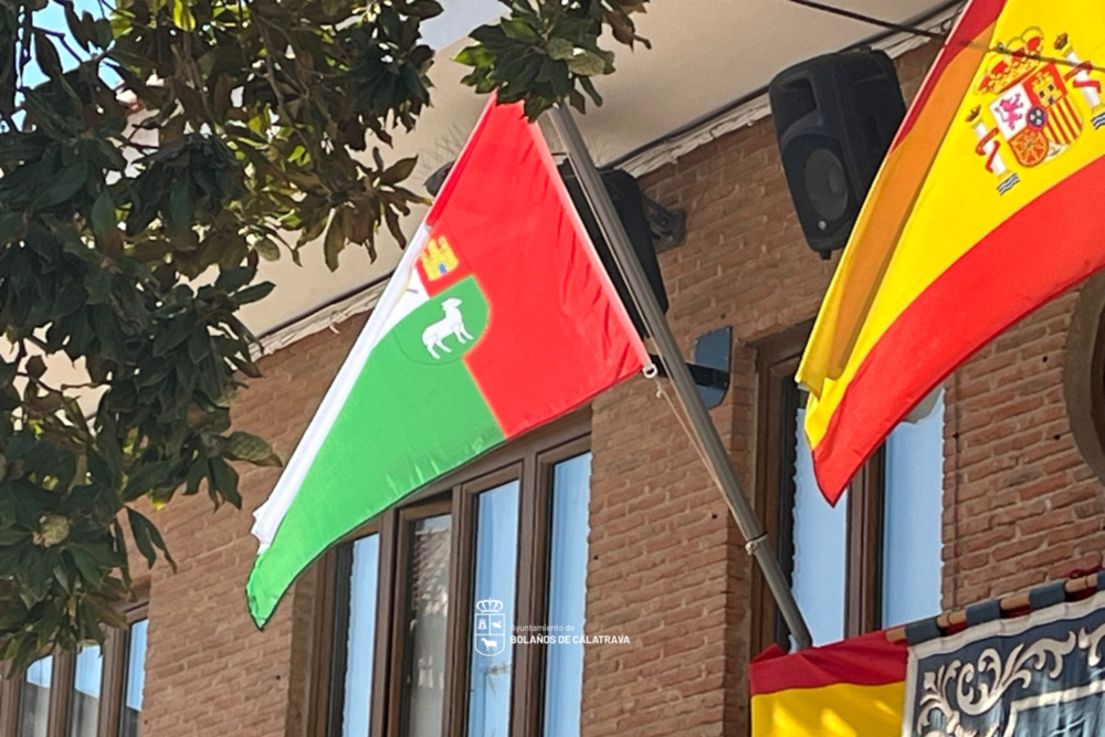 La nueva bandera de Bolaños ondea ya en el balcón