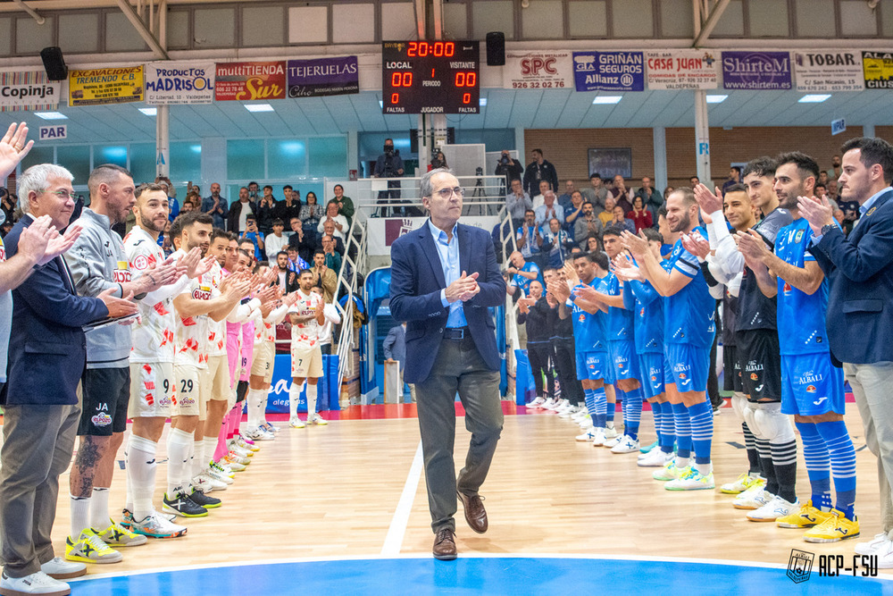 Los dos equipos realizaron pasillo de honor a Antonio Lérida.