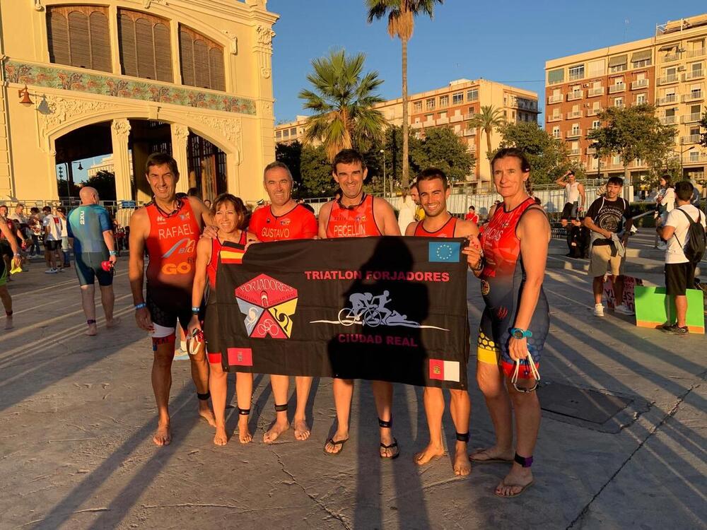 Participantes del Triatlón Forjadores en la prueba.