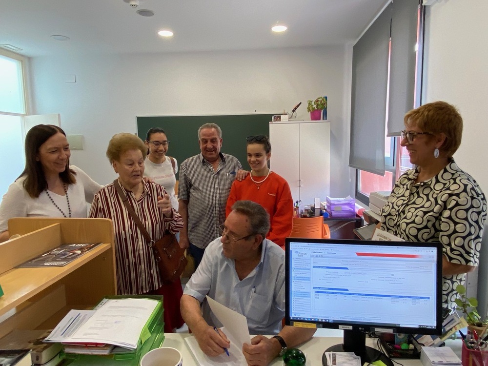 Vicente Muela entrega a Alcázar una copia de sus libros 