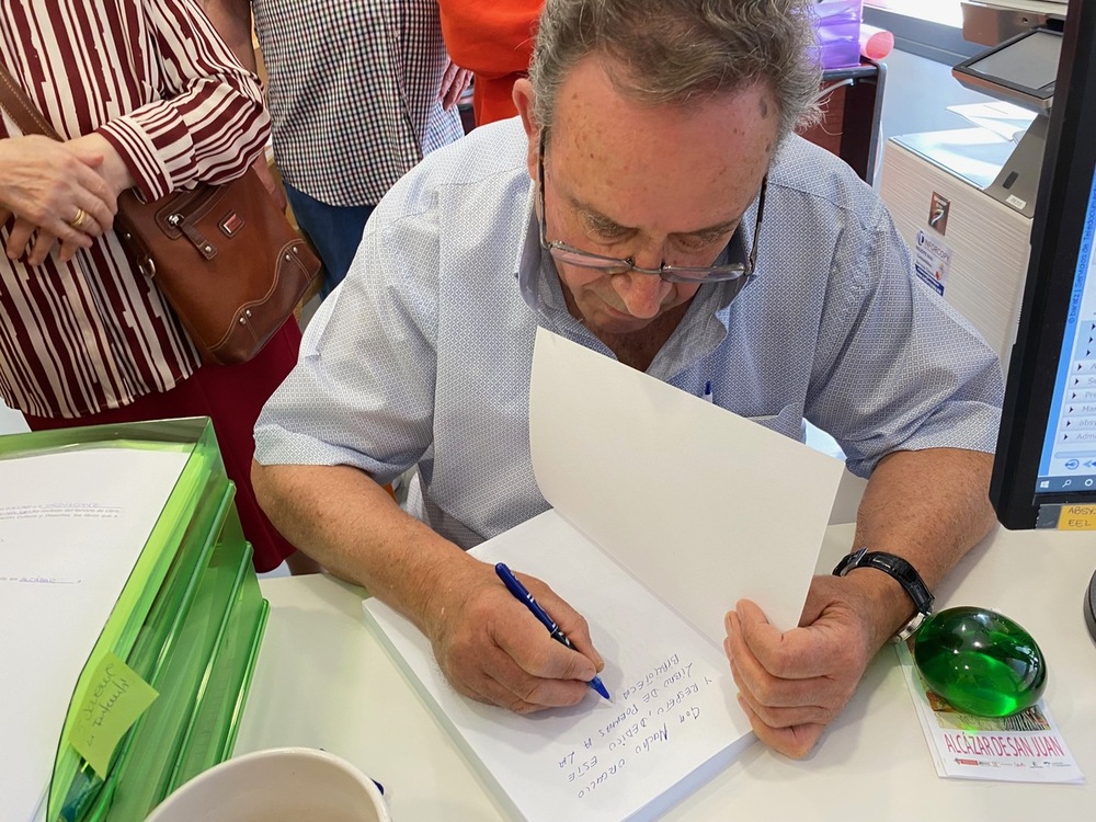 Vicente Muela entrega a Alcázar una copia de sus libros 