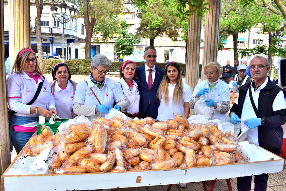 Puertollano reparte 5.000 panecillos en el Santo Voto