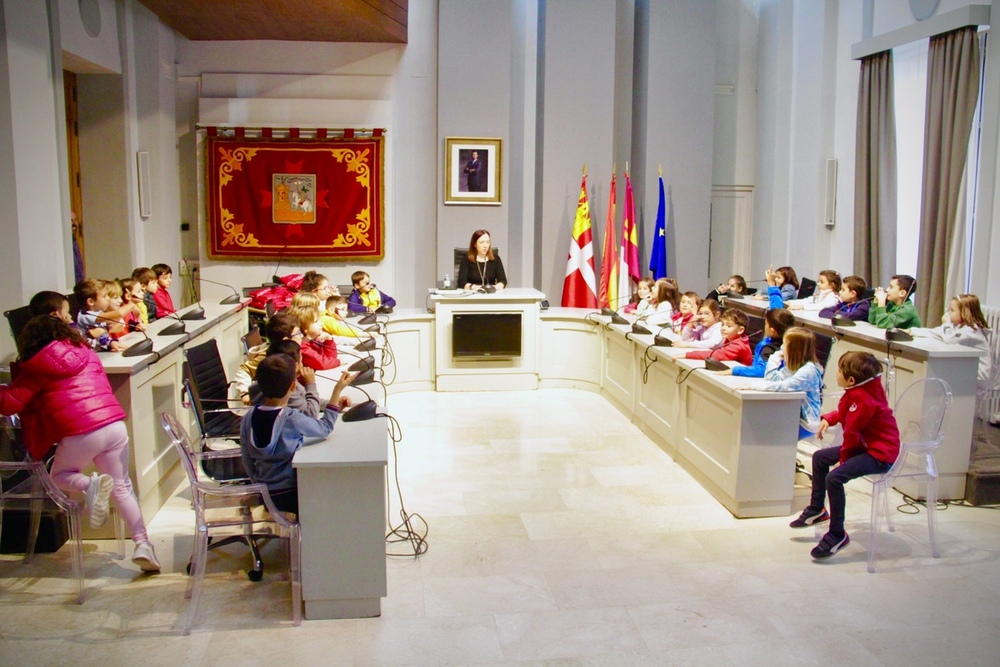 Alumnos del 'Juan de Austria' visitan el Ayuntamiento 