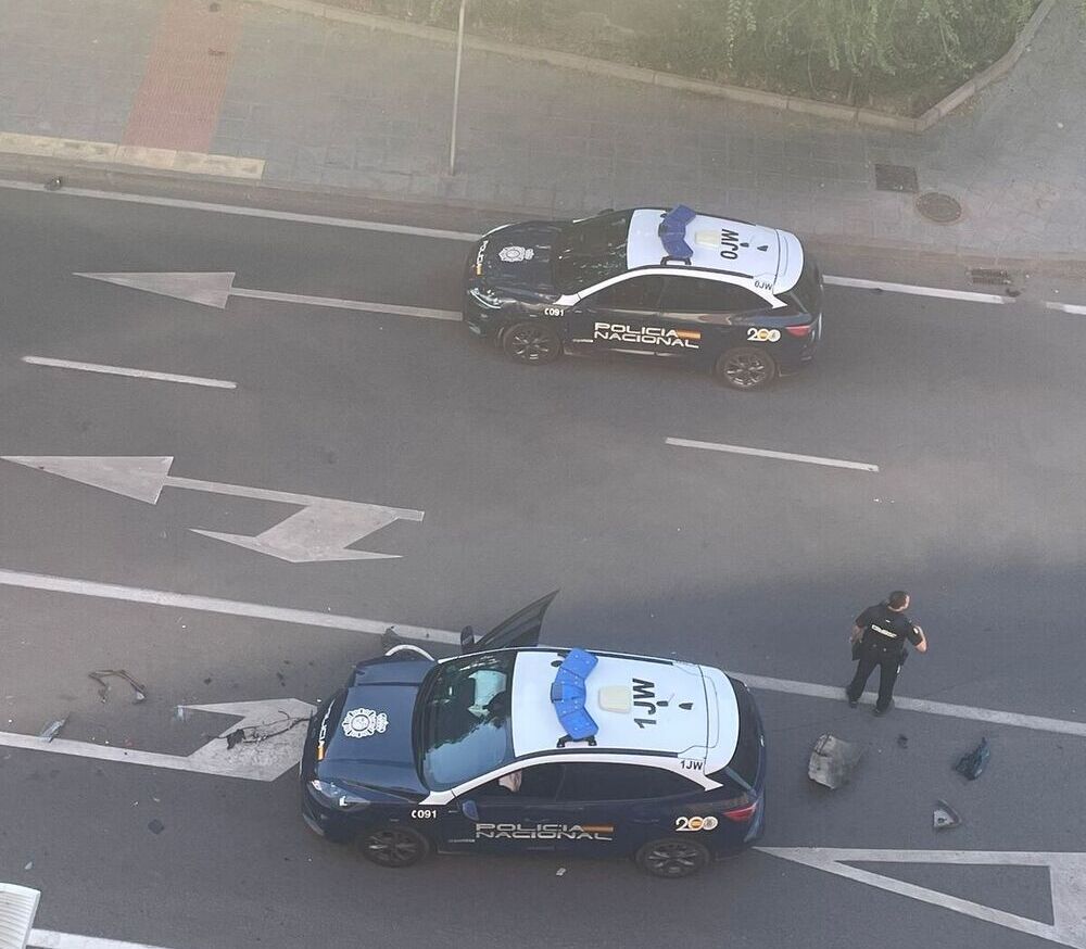 Un coche de policía sufre un aparatoso accidente en la ronda