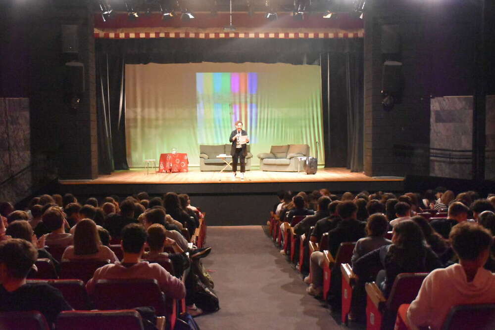 ‘Gritos by Cöxis’ llena el Teatro Ayala 