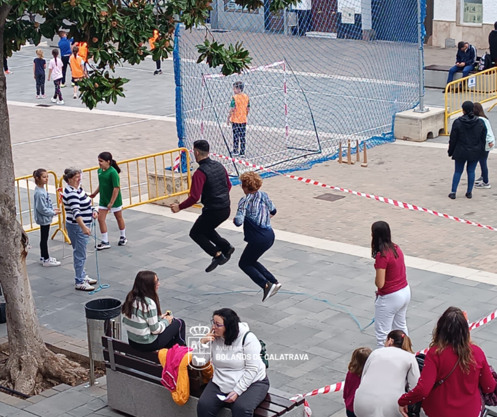 Juegos 'de toda la vida' toman la plaza de España de Bolaños